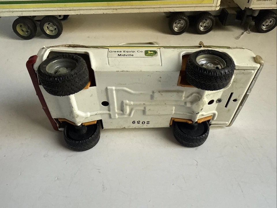 ERTL 1/24John Deere Semi Trailer & John Deere Pick Up Truck (18) - Image 3 of 4