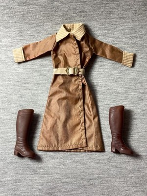 Brauner Mantel ohne Marke mit Sindy braunen Stiefeln Schuhe und Gürtel passt 12'' Puppe