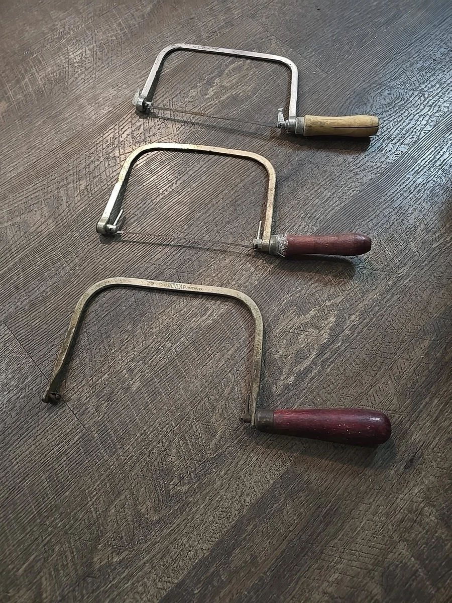 Cuchilla De Lanzamiento Con Cuchilla Negra Y Mango. Armas Silenciosas Asesinos Ninjas Aislar Sobre Una Espalda Blanca Un Fondo Blanco Image253112293