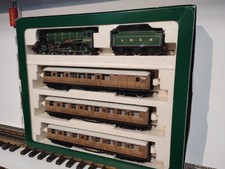 Hornby (OO) R2017 Manchester United Train Pack, LNER B17 + 3 Teak Coaches.
