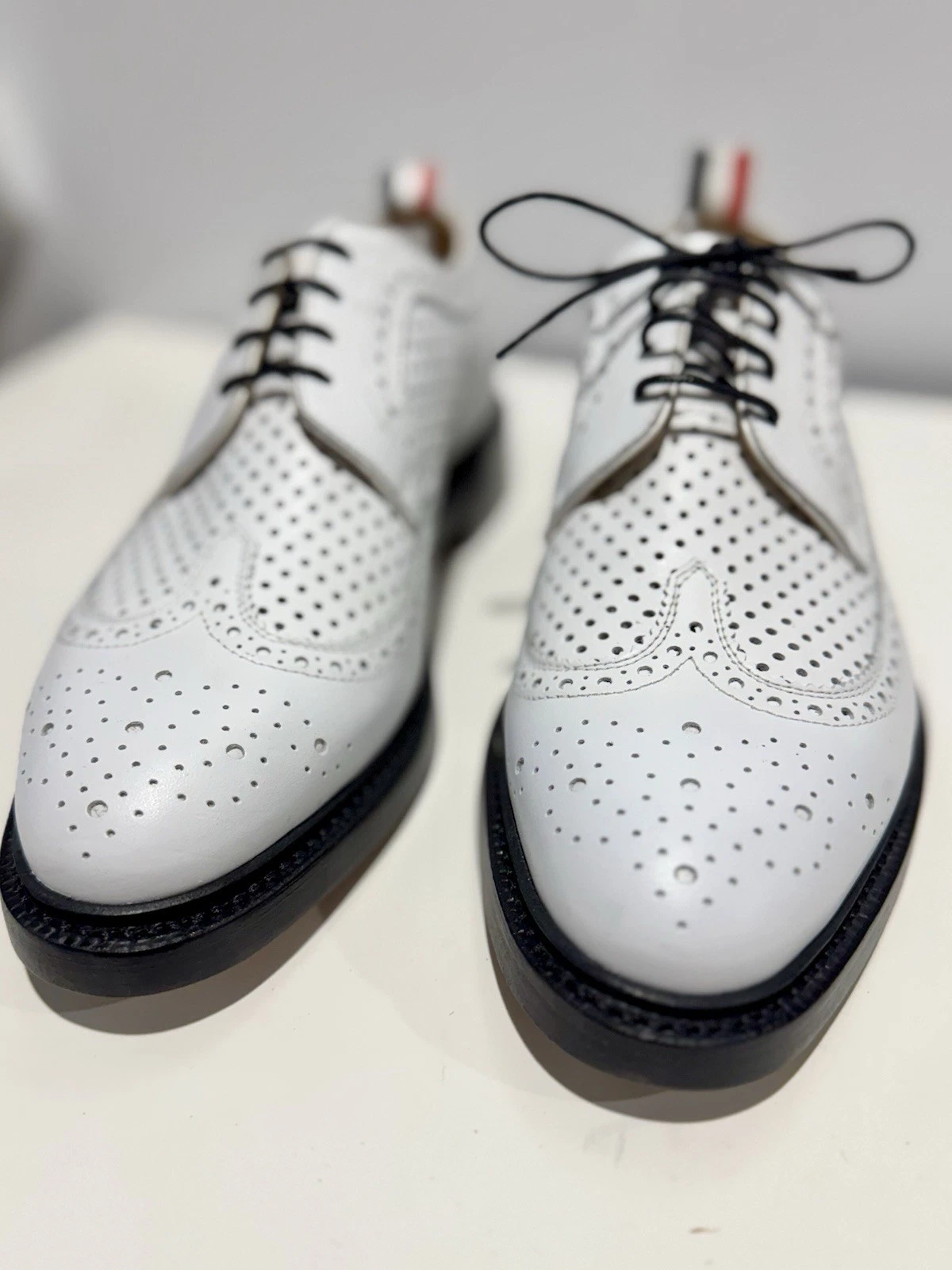 Brogue Thom Browne ala lunga con pelle alcuni e pelle di vitello morbida traforata.