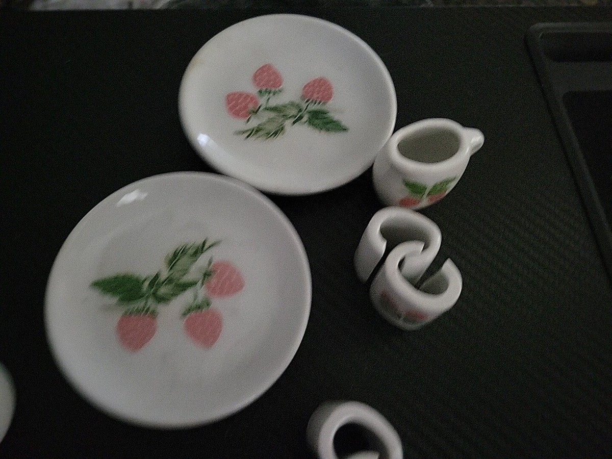 リリパットレーン STRAWBERRY TEAS Lilliput Lane - Strawberry