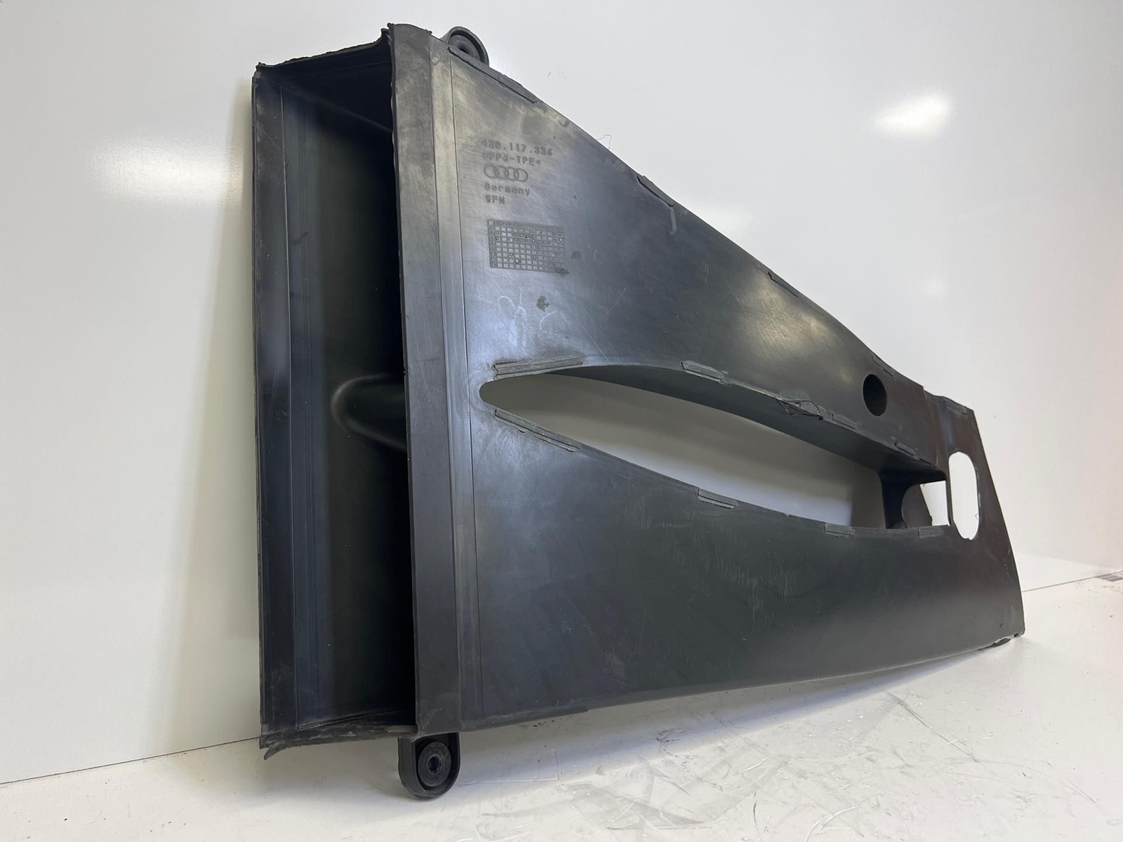 2012 - 2014 AUDI R8 4.2L V8 OEM TRANSMISSION OIL COOLER AIR DUCT 420117336 (MK)