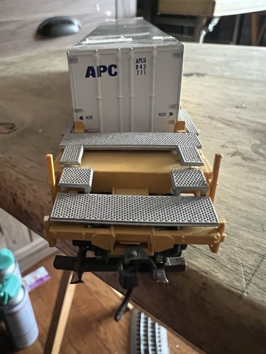 HO Scale Athearn 48' Trailer Train well car with 1 container - Picture 6 of 21