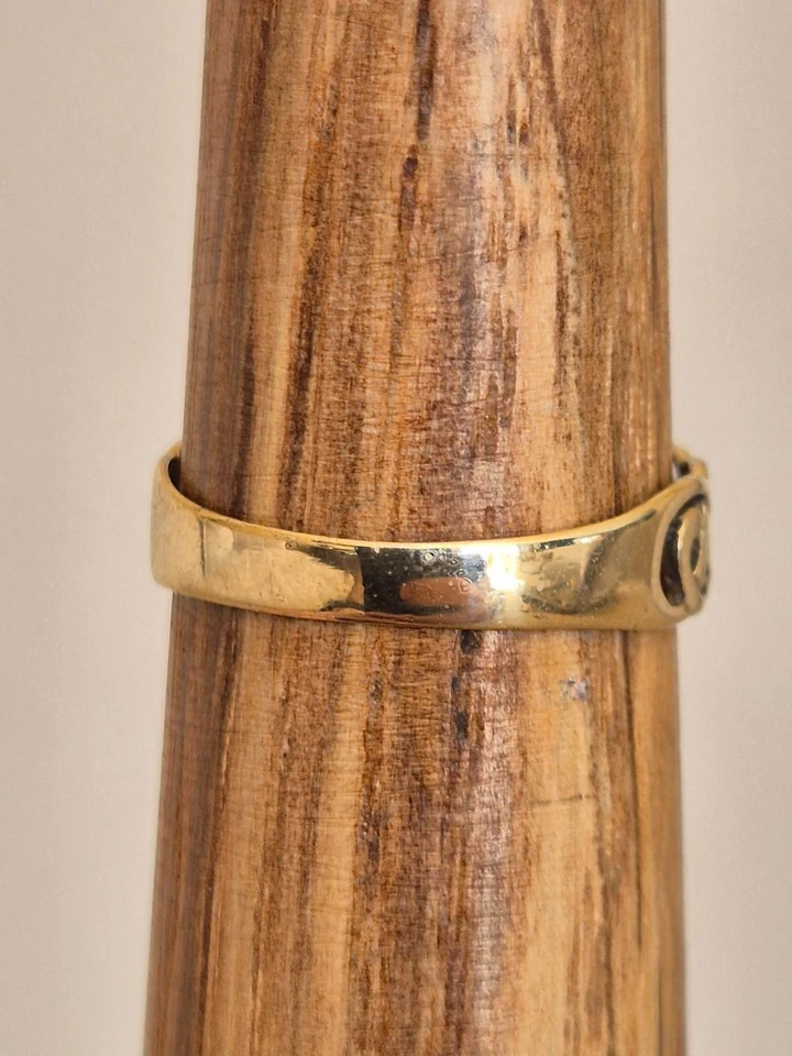 Beautiful 9k Gold Wedding half celtic band size N - Image 3 of 4