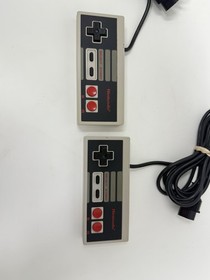 Original NES Nintendo Entertainment System Console w/ 2 Controllers & Zapper