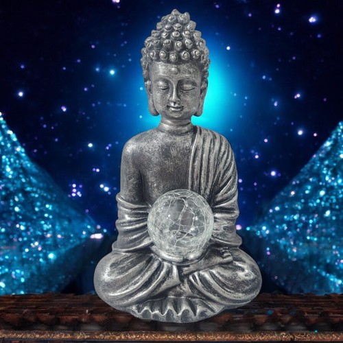 Buddha Ornamento da Giardino con Sfera di Luce LED | Statua Zen in Resina per Casa e Patio - Foto 2 di 11