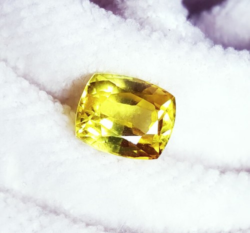 Saphir Jaune Naturel 9 Carats Coupe Coussin - Certifié GIR - Qualité Exceptionnelle