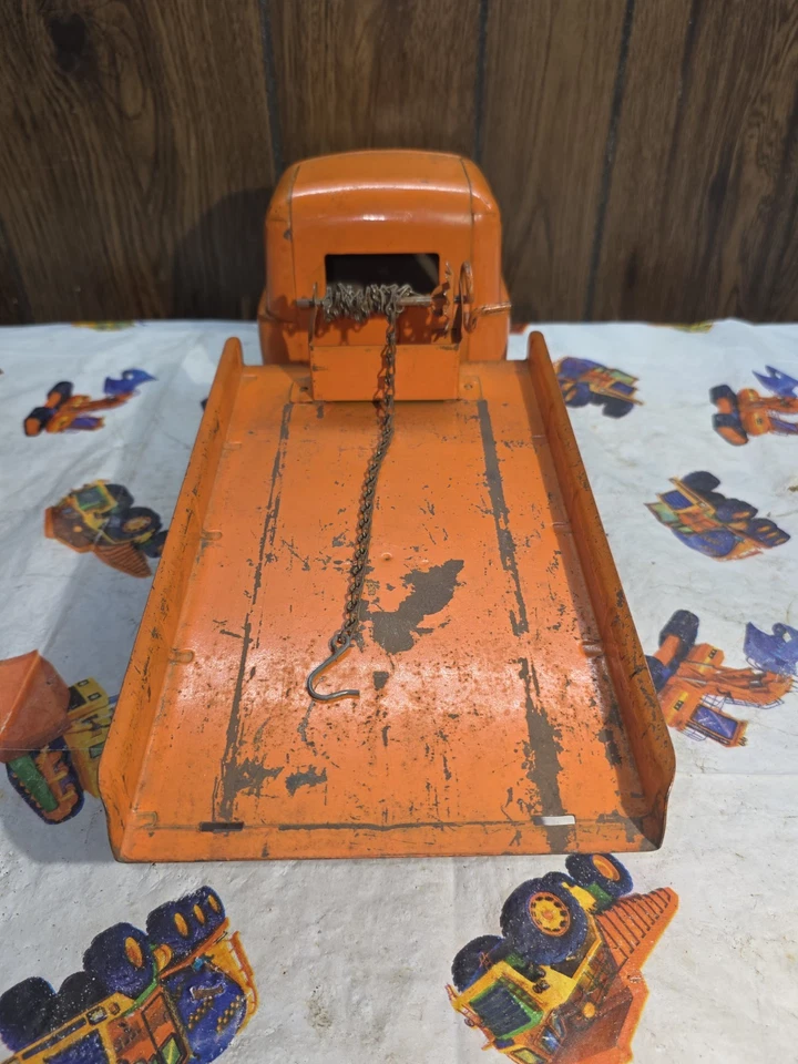 Vintage Structo Flatbed Tow Truck/Machinery Hauler With Chain - Image 4 of 4