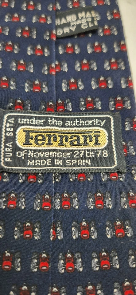 Corbata Ferrari Hombre Vintage 1978 Azul Marino Coches Y Logo 100% Seda Hecha en España Foto 4 de 4