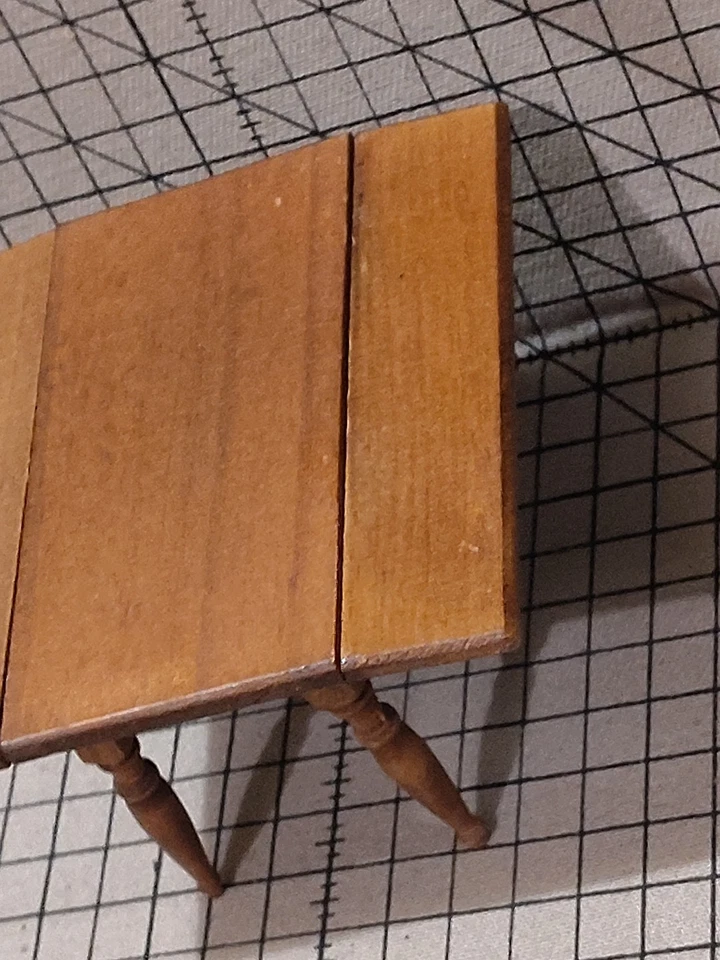 Mesa de cocina de madera hecha a mano Shackman vintage para casa de muñecas y 2 sillas inferiores Caín Foto 4 de 4