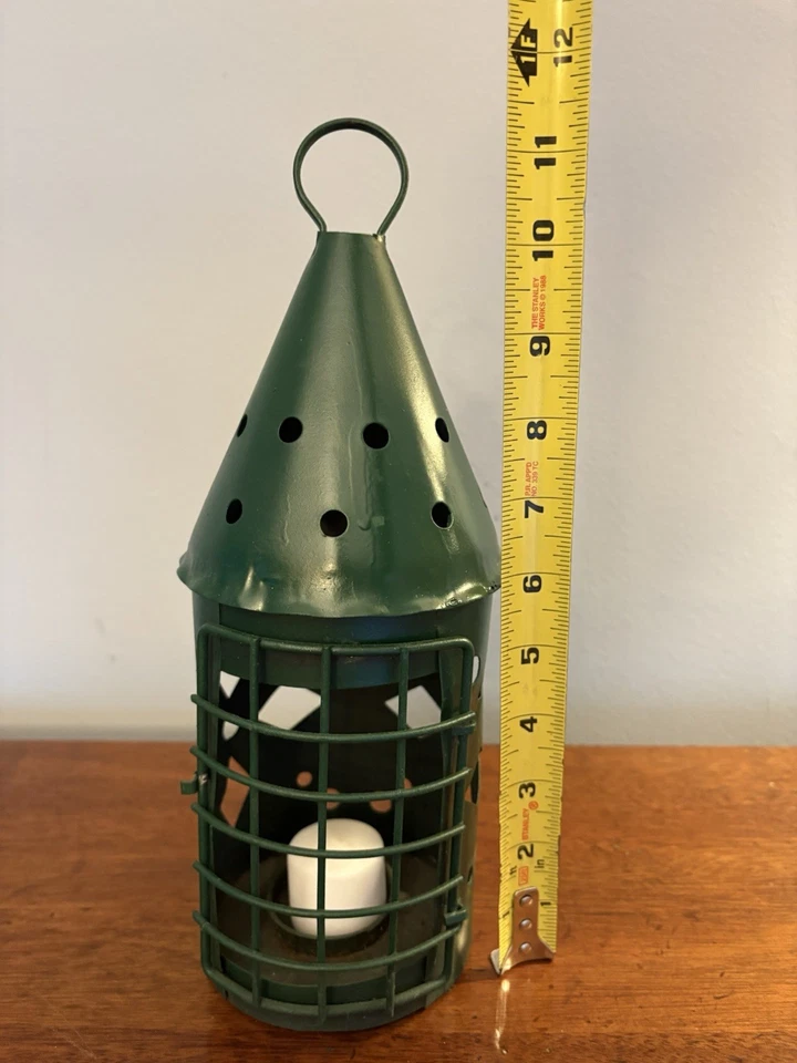 Linterna de vela de metal verde con percha. Luminaria rústica Punch Out Foto 4 de 4