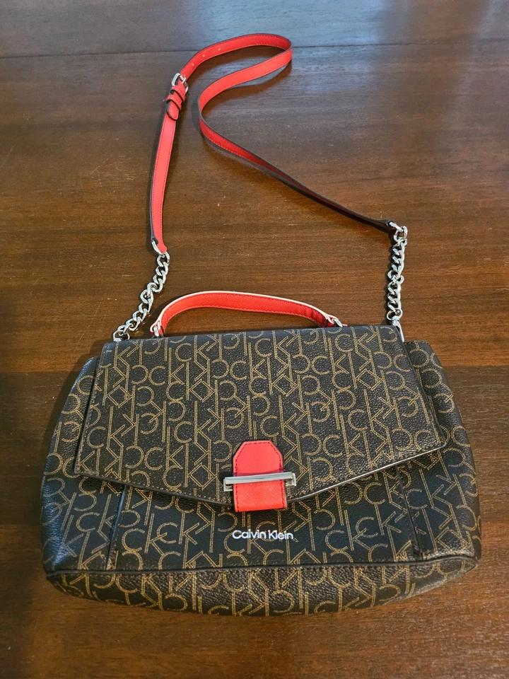 Bolso Bandolera Calvin Klein Signature Dome Talla Grande Rojo y Marrón Foto 2 de 4