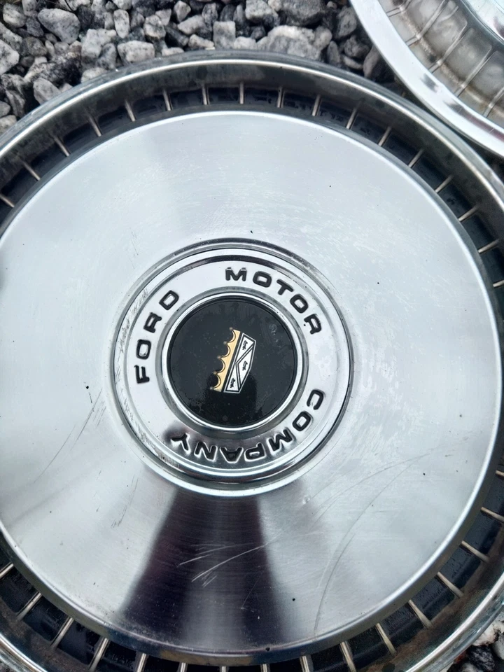 Four Vintage 1971-1976 Ford F100 F150 Galaxie LTD Torino 15" Hubcaps 3 Trim Ring - Imagem 3 de 4