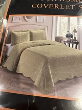 Coverlet Set Sage Bedspread+ 2 Shames. Size Q. New. 