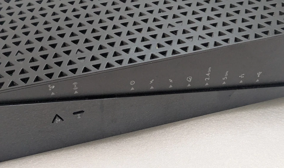 NETGEAR AC1750 C6300 Cable Modem / Router 2.4G and 5.0G WIFI Combo - Image 2 of 4