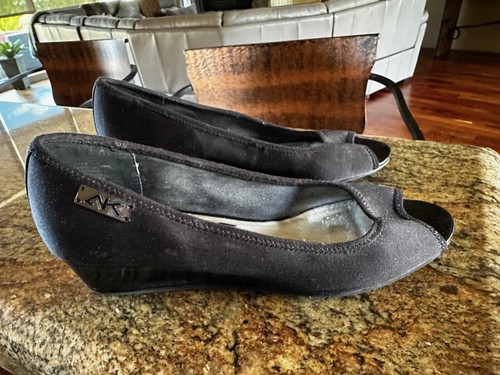 Anne Klein Sport Womens Camrynne Black Fabric Peep Toe Wedge Sandal Size 9.5M - Picture 2 of 5