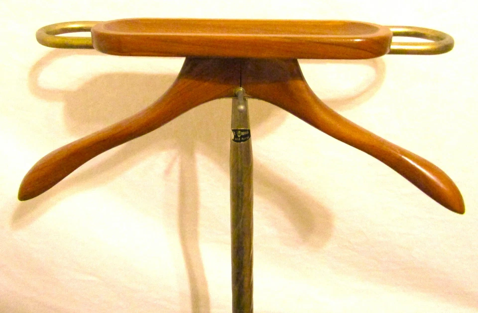 MID CENTURY LEE ROWAN CHAPADO EN ORO 24K TRAJE DE CABALLERO VALET CON BANDEJA DE CAMBIO Foto 2 de 4