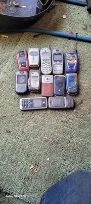 Lot of Old Cell Phones LG, Motorola, Flip, AT&T, Samsung, 