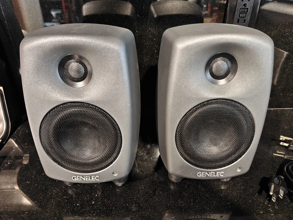 Par de sistemas de monitor de estudio Genelec 8320a Sam - Excelente estado Foto 2 de 4
