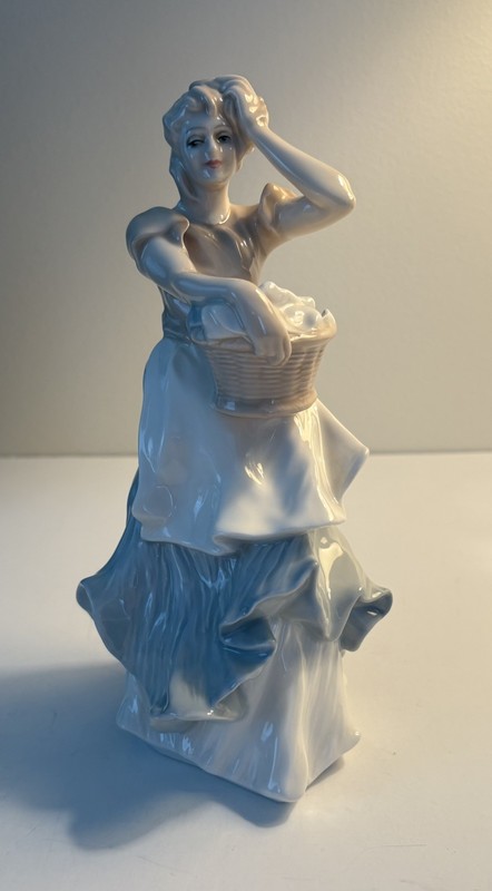 Collectibles Figurines Royal Doulton's "Breezy Day" HN 3162 Excellent Condition