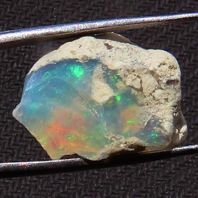 13.00 Karat 100% Natürlicher Ethiopian Opal Roh Edelstein 17x20x12 mm