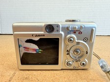 Canon PowerShot SD200 ELPH Silver Digital Camera Turns on- CRACKED SCREEN! PARTS