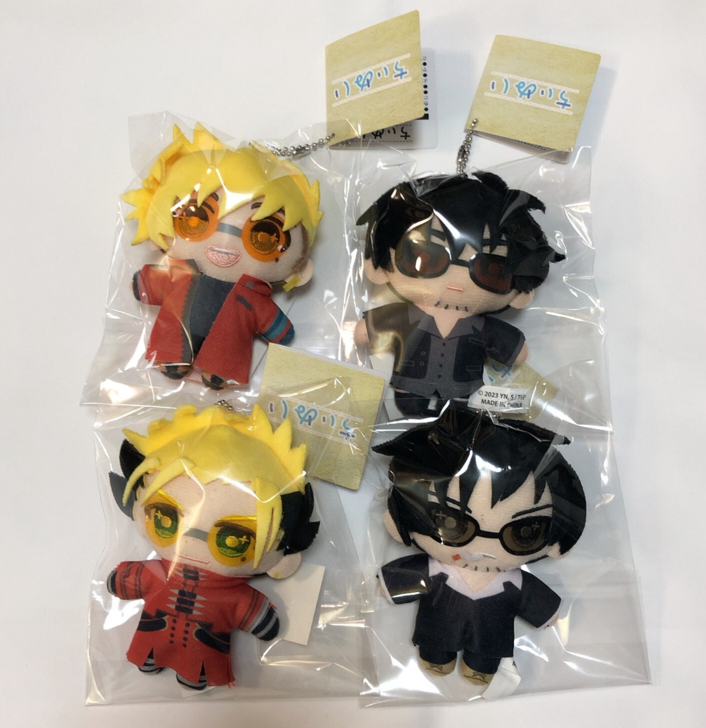 TRIGUN STAMPEDE EXHIBITION Vash Nicholas Peluche Mascota Llavero Juego de 4