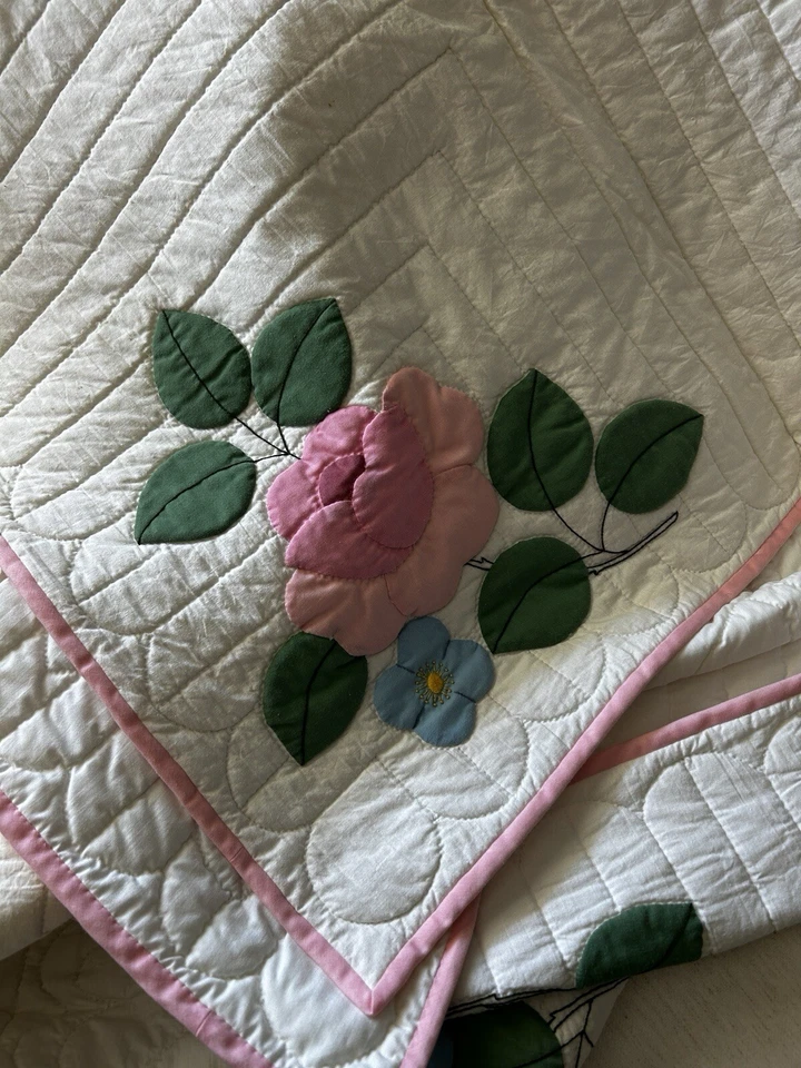 "Edredón vintage con apliques de ramo floral colorido con borde rosa 100"" X 100""" Foto 4 de 4