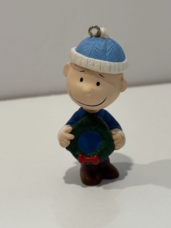 Peanuts Linus van Pelt Christmas Hanging Boy Ornament w/ Wreath Plastic Blue