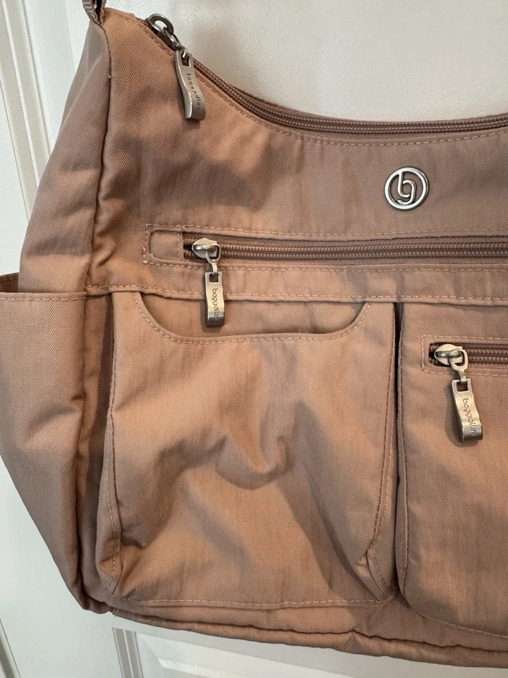 Bolso Hobo Grande Baggallini Anywhere con RFID Foto 3 de 4