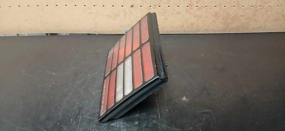 91 SCOUPE REAR RIGHT INNER TAILLIGHT OEM 9240623050 - Image 4 of 4