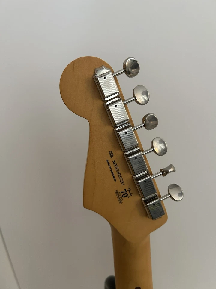 Fender Stratocaster 2025 70 aniversario en amarillo Hialeah - MIM, con bolsa de concierto Foto 4 de 4