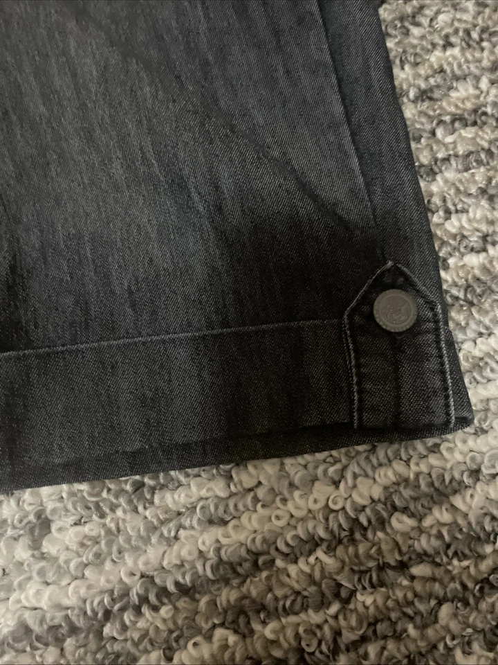 Bermuda jeans One 5 One feminina tamanho 10 lavagem escura 3 botões cintura pernas algemadas - Imagem 3 de 4