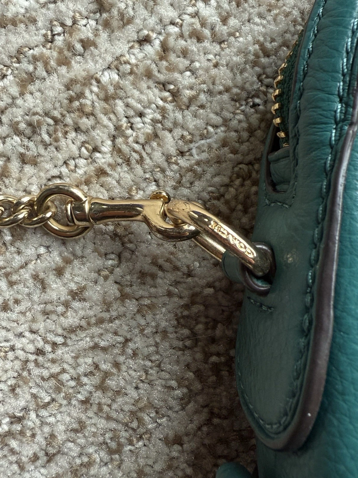 Borsa Coach a tracolla con borchie e scritta verde viridiana oro acqua