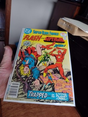 Super-Team Family #11 Flash SuperGirl Atom! 1977 DC Comics Newsstand! VF/VF+