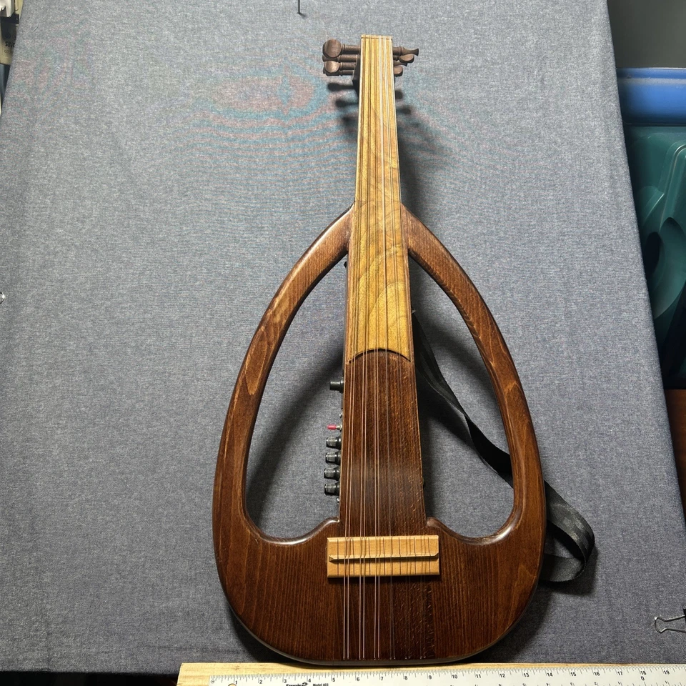 Instrumento de cuerda profesional eléctrico castaño Oud Ud con estuche rígido de terciopelo rojo Foto 3 de 4