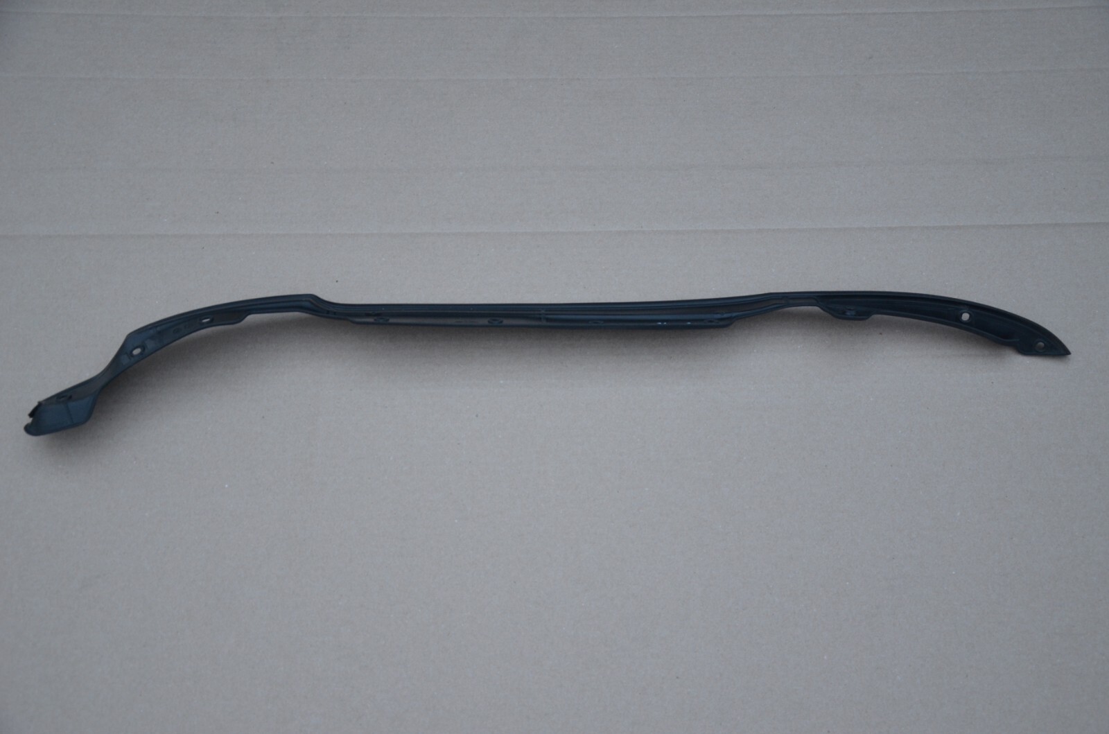 2016-2019 BENTLEY BENTAYGA INNER DOOR SEAL RIGHT FRONT INSERT 36A 837 718 A OEM
