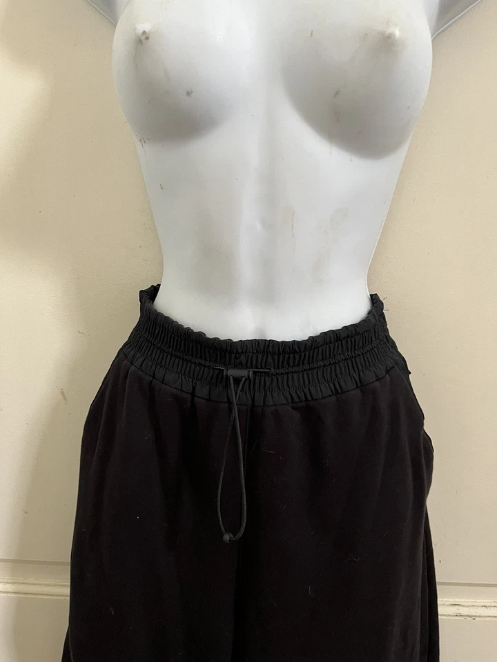 ATHLETA ¡NUEVO! Pantalones cargo utilitarios recortados de pierna ancha de tiro alto negros talla M Foto 3 de 4