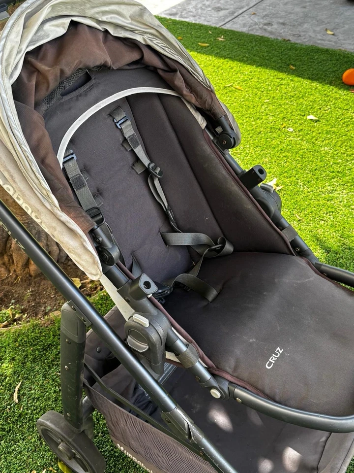 Cochecito Uppababy Cruz (carbón y plata) USADO Foto 4 de 4