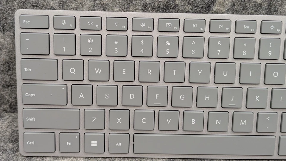 🔥Open Box🔥 Microsoft Surface Full-size Wireless Keyboard (1742) 2nd Ed Silver - Image 3 of 4