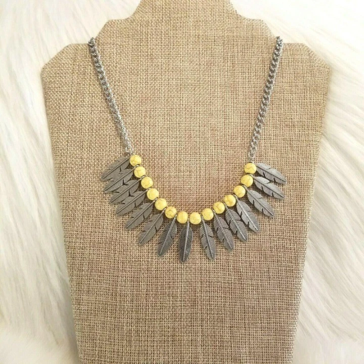 VETEMENTS Collana bavaglino piuma perline gialle 2992