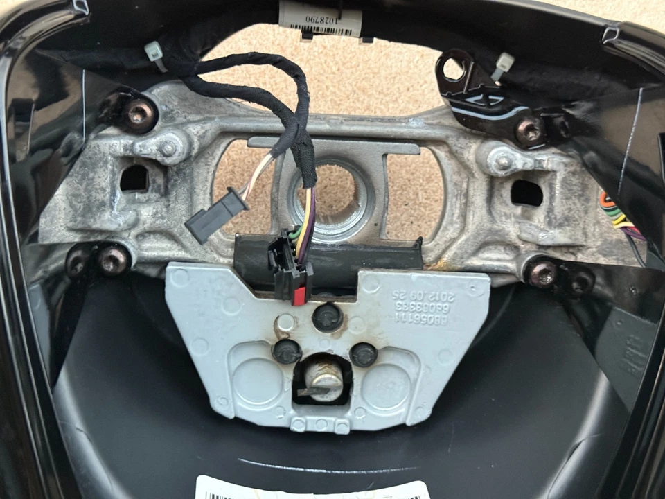 2011-2014 CHRYSLER 300 ВОДИТЕЛЬ РУЛЕВОЕ КОЛЕСО С ПЕРЕКЛЮЧАТЕЛЯМИ УПРАВЛЕНИЯ OEM P1UU181X9AD - Изображение 4 из 4