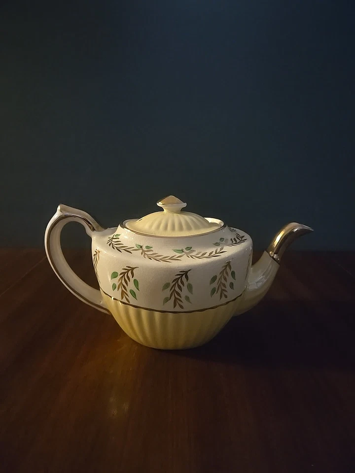 Bule vintage Gibsons Staffordshire Inglaterra folha de marfim, verde e ouro - Imagem 3 de 4