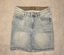 Lee women's relaxed fit, high-rise denim shorts in a light wash Size 8 Medium