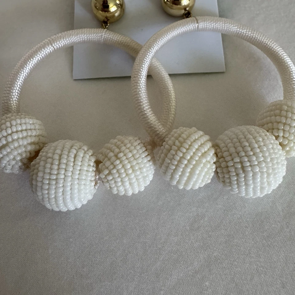 Pendientes de aro Kate Spade New York The Bead Goes On con cuentas blancas Foto 3 de 4