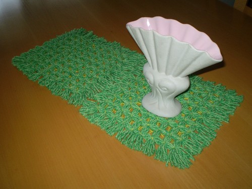 PAIR OF VINTAGE/RETRO SQUARE GREEN DOILIES HAND CROCHETED WITH TASSLED FRINGE - Picture 3 of 4