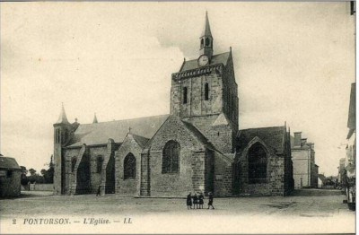 K42 - DEPT 50 . CPA PONTORSON PLACE DE L ́EGLISE ANIME