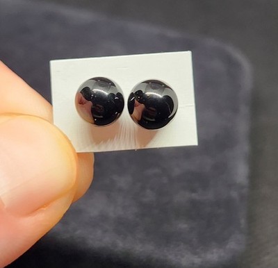 Vintage Ohrstecker aus schwarzem Onyx und 14 Kt Gelbgold. 7 mm Durchmesser.