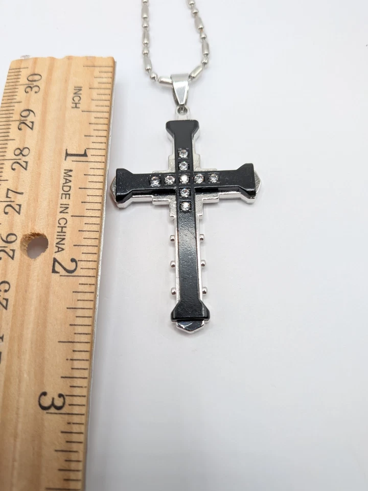 Collar cruzado de acero inoxidable con incrustaciones de resina y cristal negro para regalo para hombre  Foto 4 de 4